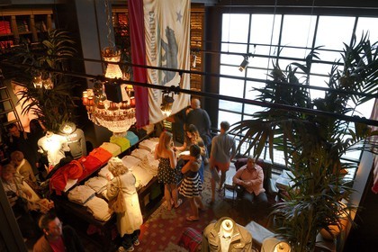 Etats-Unis, New York, Manhattan, la boutique Hollister sur la 5ème Avenue