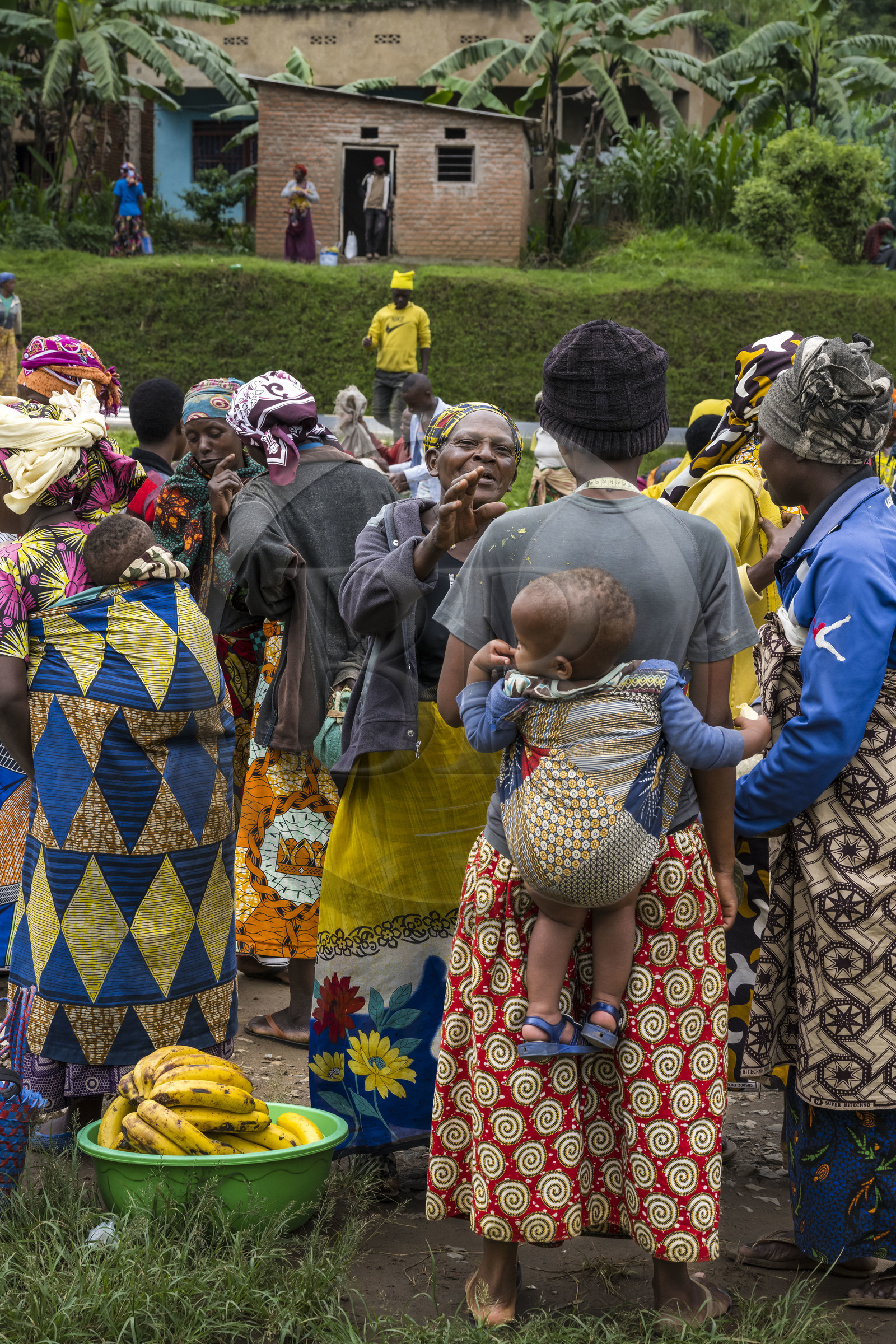 Rwanda, Province du Nord, District de Musanze (Ruhengeri), jour de marché à Muryabazira sur la Route Nationale 4 entre Kigali et Ruhengori, femme transportant son bébé dans son dos