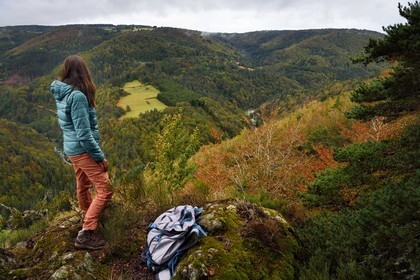 France, Ardèche (07), parc naturel régional des Monts d'Ardèche, massif du Mézenc, forêt de Lac-d'Issarlès, belvédère de Rang Goutier au sommet de Montchamp, randonneuse au point de vue panoramique sur la vallée de la Loire
