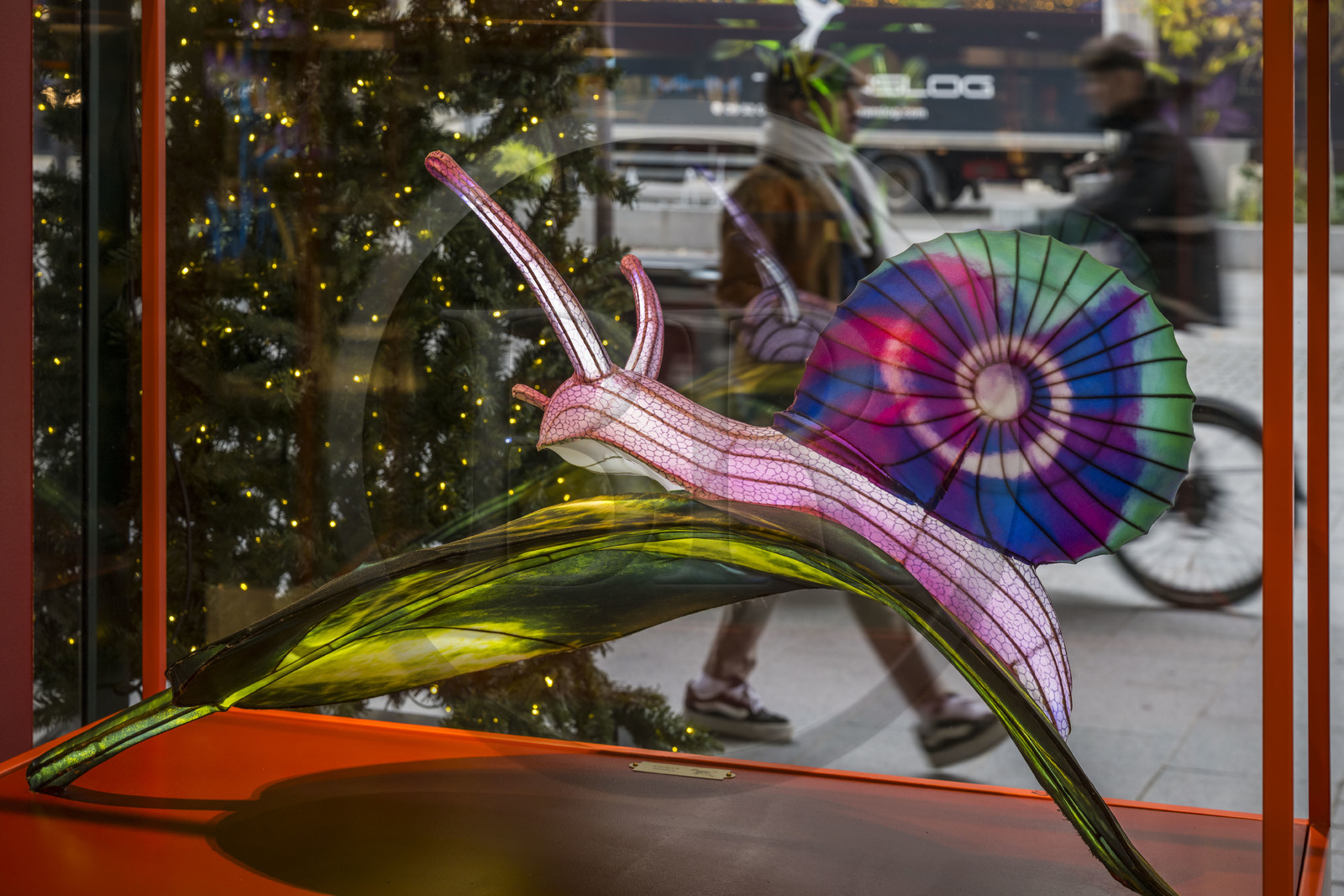 France, Paris (75), le grand magasin de La Samaritaine pendant les fêtes de Noël, réalisations de Thoiry Lumières Sauvages dans les vitrines de la facade