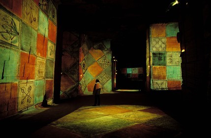 France, Bouches-du-Rhône (13), Les Baux-de-Provence, labellisé Les Plus Beaux Villages de France, jeux de lumières, cathédrale d' images dans l' ancienne carrière