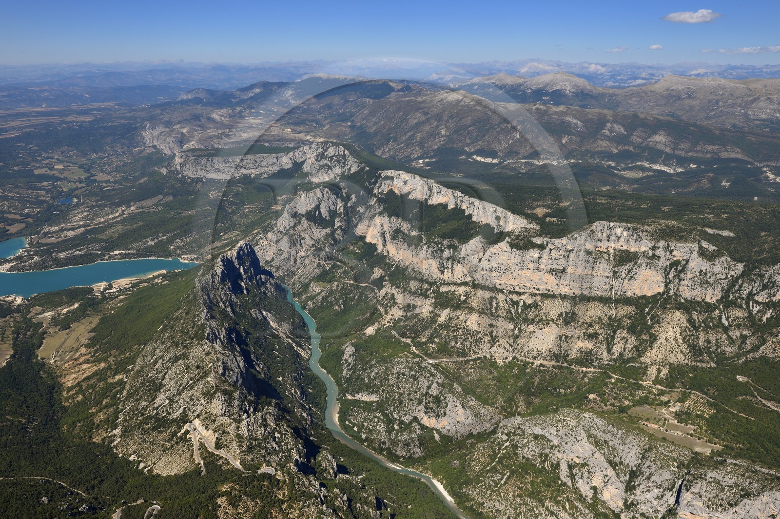 Var (83) rive gauche et Alpes-de-Haute-Provence (04) rive droite, Parc Naturel Régional du Verdon, les Gorges du Verdon qui débouchent sur le lac de Sainte Croix, la chaîne des Alpes en arrière plan (vue aérienne)