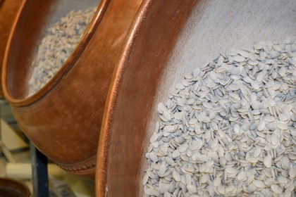 France, Meuse (55), Verdun, usine de dragées Braquier, gommage des amandes, opération ayant pour but de recouvrir les amandes d'un film et d'empêcher l'huile de migrer vers l'extérieur