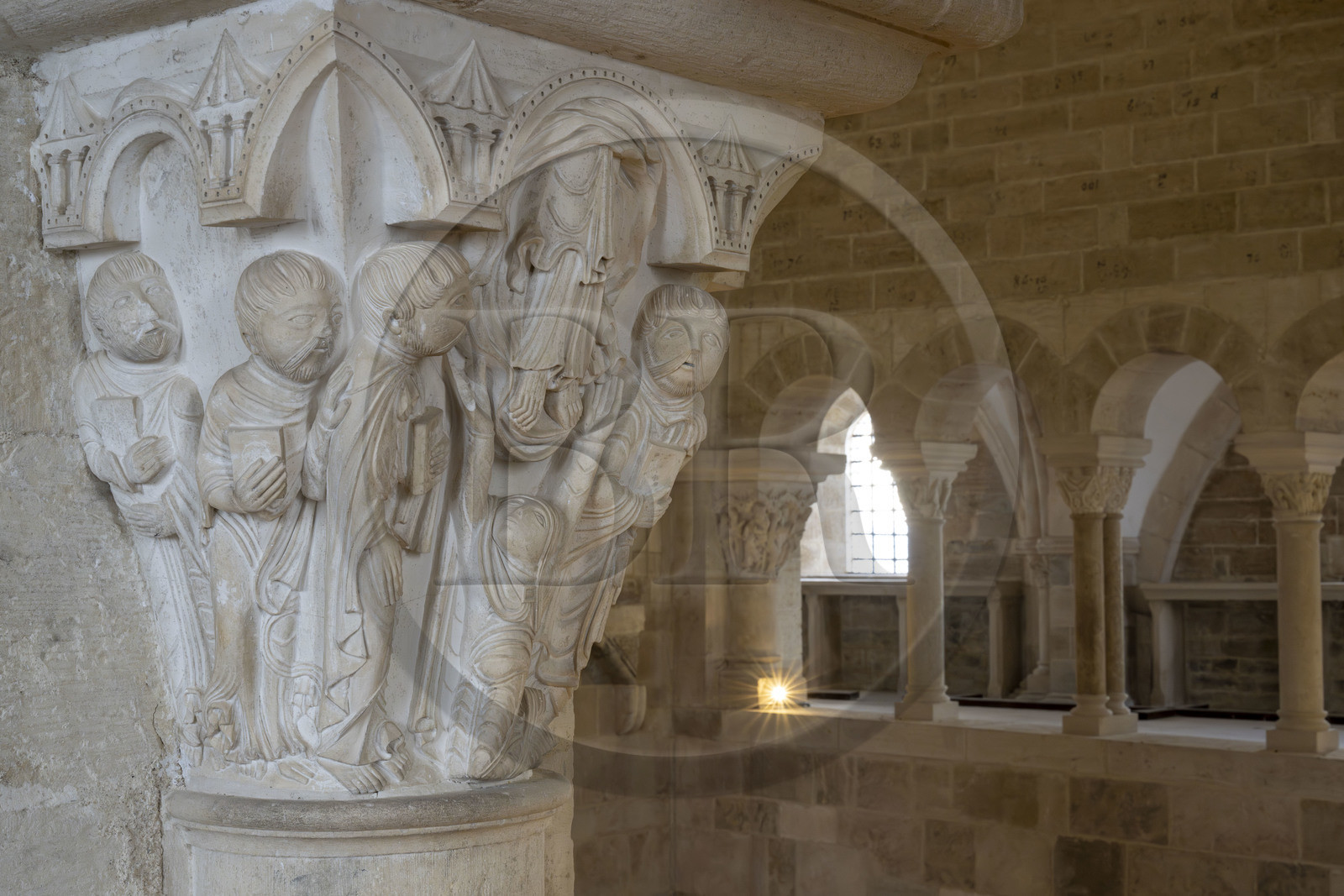 France, Yonne (89), parc naturel régional du Morvan, Vézelay, classé au Patrimoine Mondial de l'UNESCO, labellisé Les Plus Beaux Villages de France, point de départ de l'une des principales voies de pèlerinage de Saint-Jacques-de-Compostelle, la basilique Sainte-Marie-Madeleine, chapiteau des tribunes du narthex, l'ascension du Christ