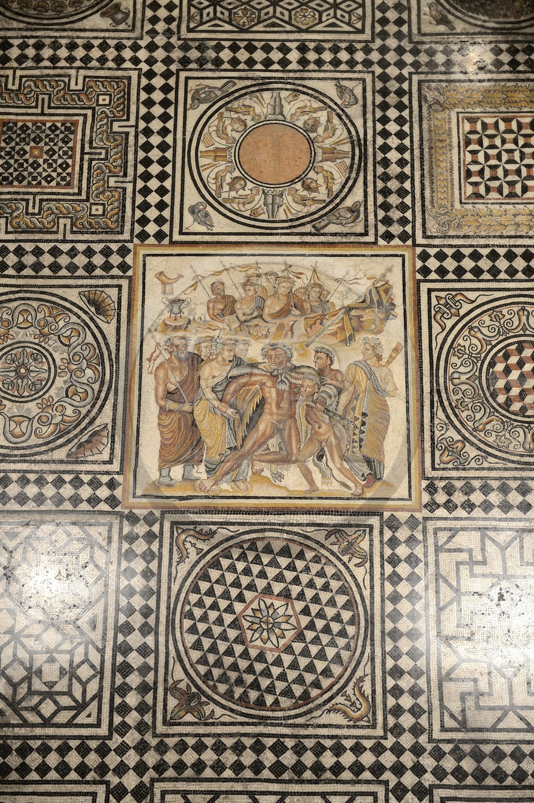 France, Rhône (69), Lyon, site historique classé Patrimoine Mondial de l'UNESCO, colline de Fourvière, musée gallo-romain de Fourvière, mosaïque L'ivresse d'Hercule datant du IIème siècle et en provenance du maison de Vienne