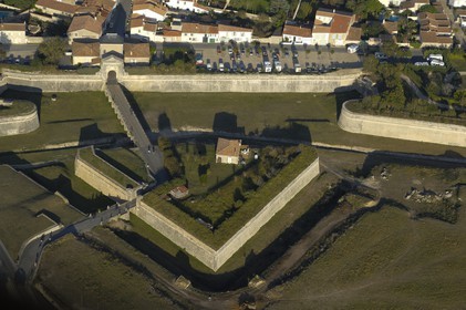 France, Charente-Maritime (17), ile de Ré, ville de Saint-Martin-de-Ré, fortifications de Vauban (XVII ème siècle), Porte des Campani (vue aérienne)
