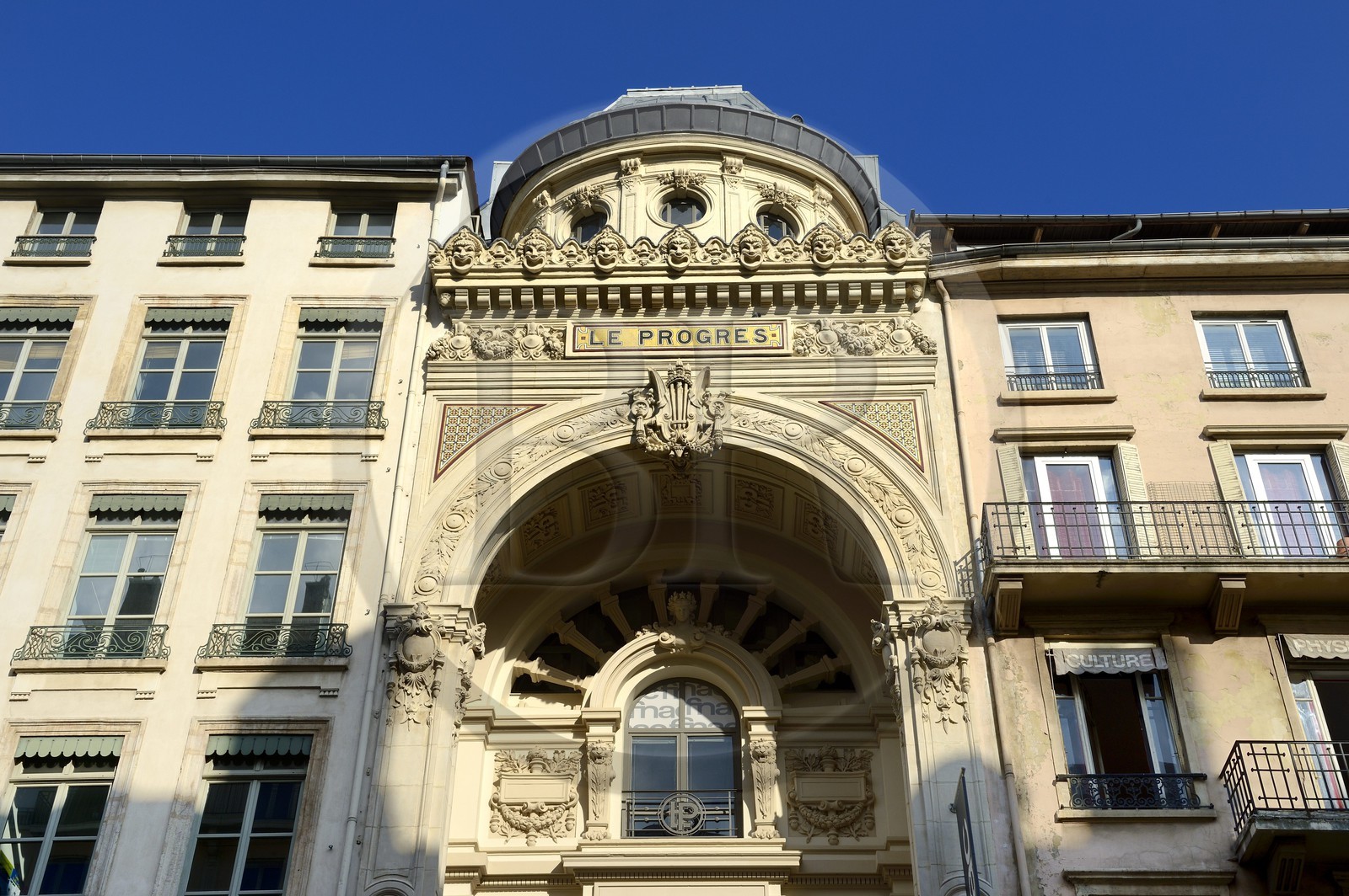France, Rhône (69), Lyon, site historique classé Patrimoine Mondial de l'UNESCO, rue de la République, l'ancien siège du journal Le Progrès, aujourd'hui occupé par la Fnac Bellecour