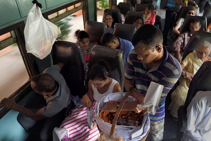 Sri Lanka, Province du Sud, train de Galle à Colombo, vendeur ambulant de beignets de crevettes et de wade