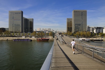 France, Paris (75), la passerelle Simone de Beauvoir par l'architecte Dietmar Feichtinger et la Bibliothèque Nationale de France (BNF) par l'architecte Dominique Perrault
