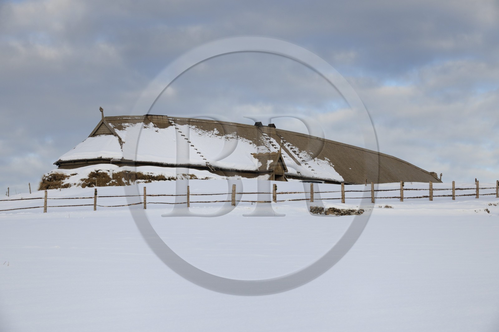 Norvège, Nordland, Îles Lofoten, musée viking de Borg sur l'ile de Vestvagoy en hiver, reconstruction d'une maison ancienne longue de 83 m