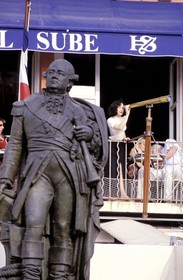 France, Var (83), Saint-Tropez, l' hôtel Sube, quai Suffren, statue de Suffren