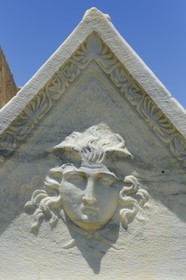 Israël, district d'Haifa, Césarée (Caesarea Maritima), ruines de Césarée, couvercle de sarcophage orné à ses deux extrémités par des têtes mythologiques de Gorgon
