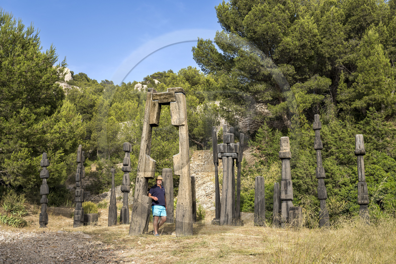 France, Bouches-du-Rhône (13), Marseille, quartier des Goudes, La Friche de l'Escalette dans les ruines d’une ancienne usine de traitement de plomb, le collectionneur et créateur du lieu Eric Touchaleaume devant L'été de la forêt (1964-1966) de l'artiste François Stahly