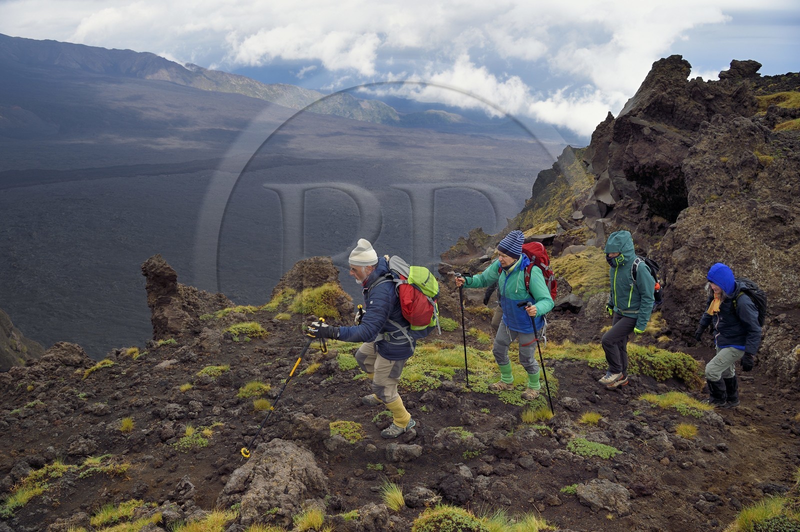 Italie, Sicile, Parc naturel régional de l’Etna, le Mont Etna, classé Patrimoine Mondial de l'UNESCO, randonneurs en bordure de la Valle del Bove qui correspond à un effondrement d’une des parois de l’Etna créant un champ de roches volcaniques de 7 km par 6 km