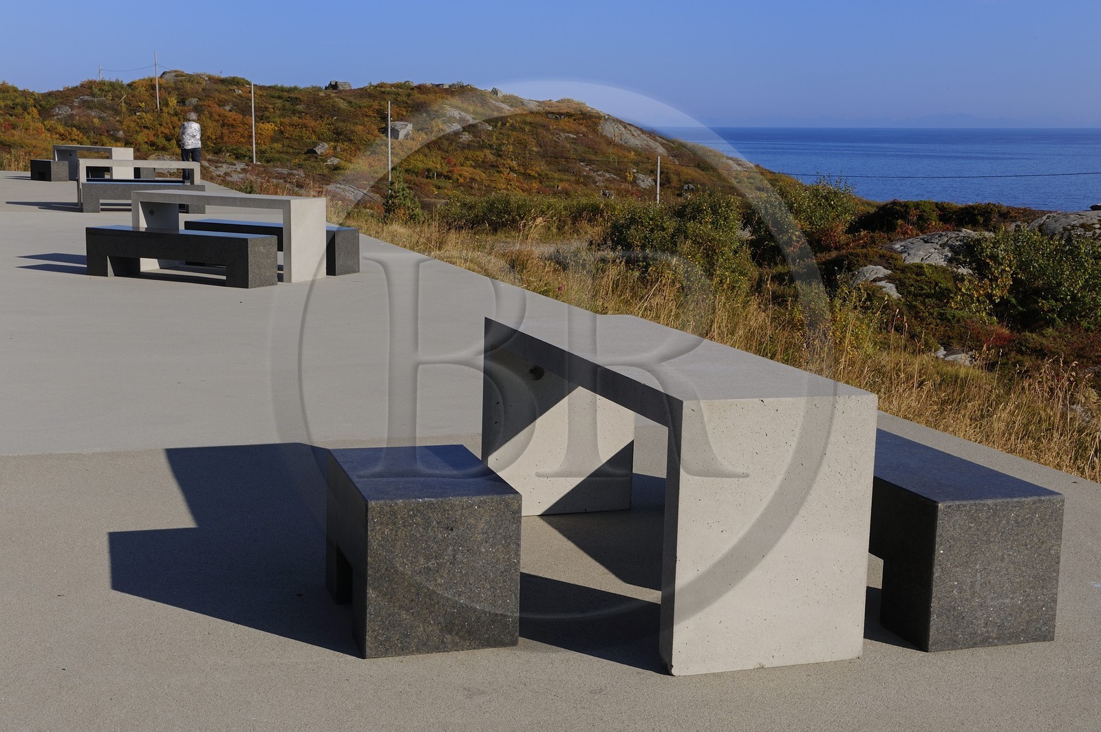 Norvège, Nordland, Iles Lofoten, ile de Moskenesoy, bancs stylisés d'une aire de repos