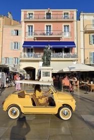 France, Var (83), Saint-Tropez, Fiat 500 cabriolet publicitaire passant devant la statue du vice-amiral Suffren et l'hôtel Sube quai de Suffren sur le port