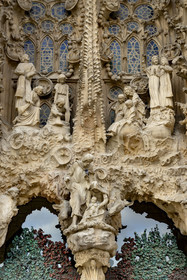 Espagne, Catalogne, Barcelone, quartier de l'Eixample, basilique de la Sagrada Familia de l'architecte du modernisme catalan Antoni Gaudi classée Patrimoine Mondial de l'UNESCO, façade de la Nativité, porte de la Charité, la mère de Dieu et saint Joseph avec Jésus venant de naitre