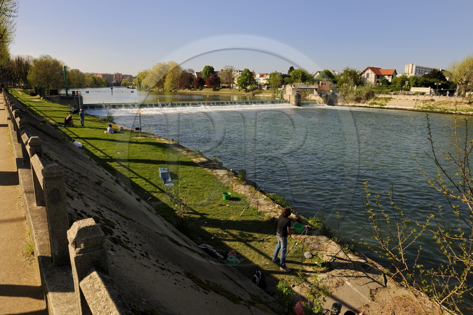 France, Val de Marne, the Marne riverside, dam on the Marne in Saint-Maur-des-Fosses