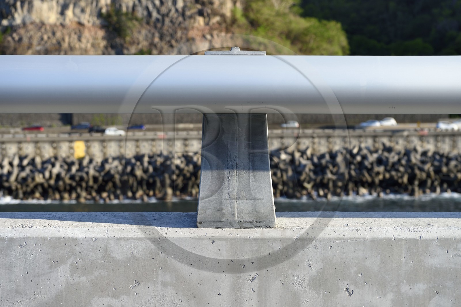 France, Ile de la Reunion, La Possession, la Nouvelle Route du Littoral (NRL), viaduc maritime long de 5,4 km entre la capitale Saint-Denis et le principal port de commerce à l’Ouest, la glissière de sécurité coté terre