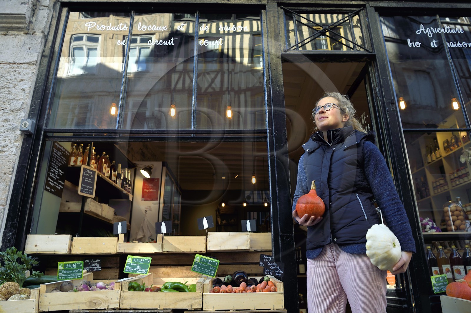 France, Seine-Maritime (76), Rouen, la rue Eau-de-Robec, Victoire Lecourt dans son magasin de fruits et légumes Le Marché du Robec