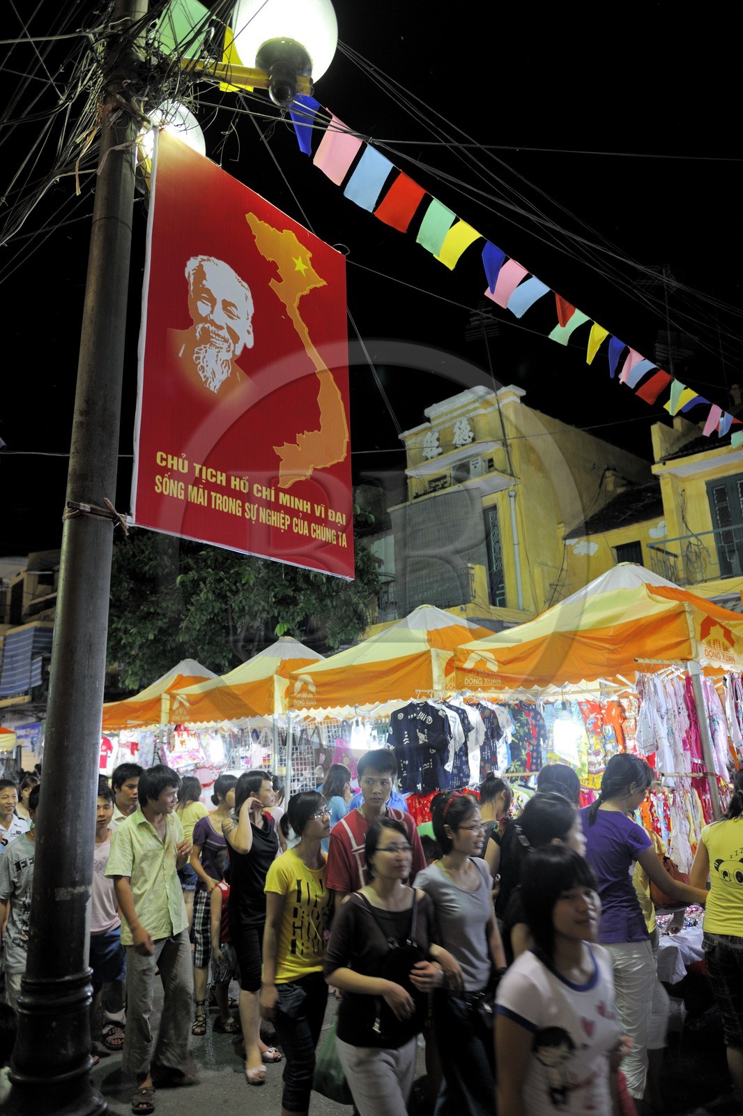 Vietnam, Hanoï, night market on Hang Ngang street under a Ho Chi Minh portrait