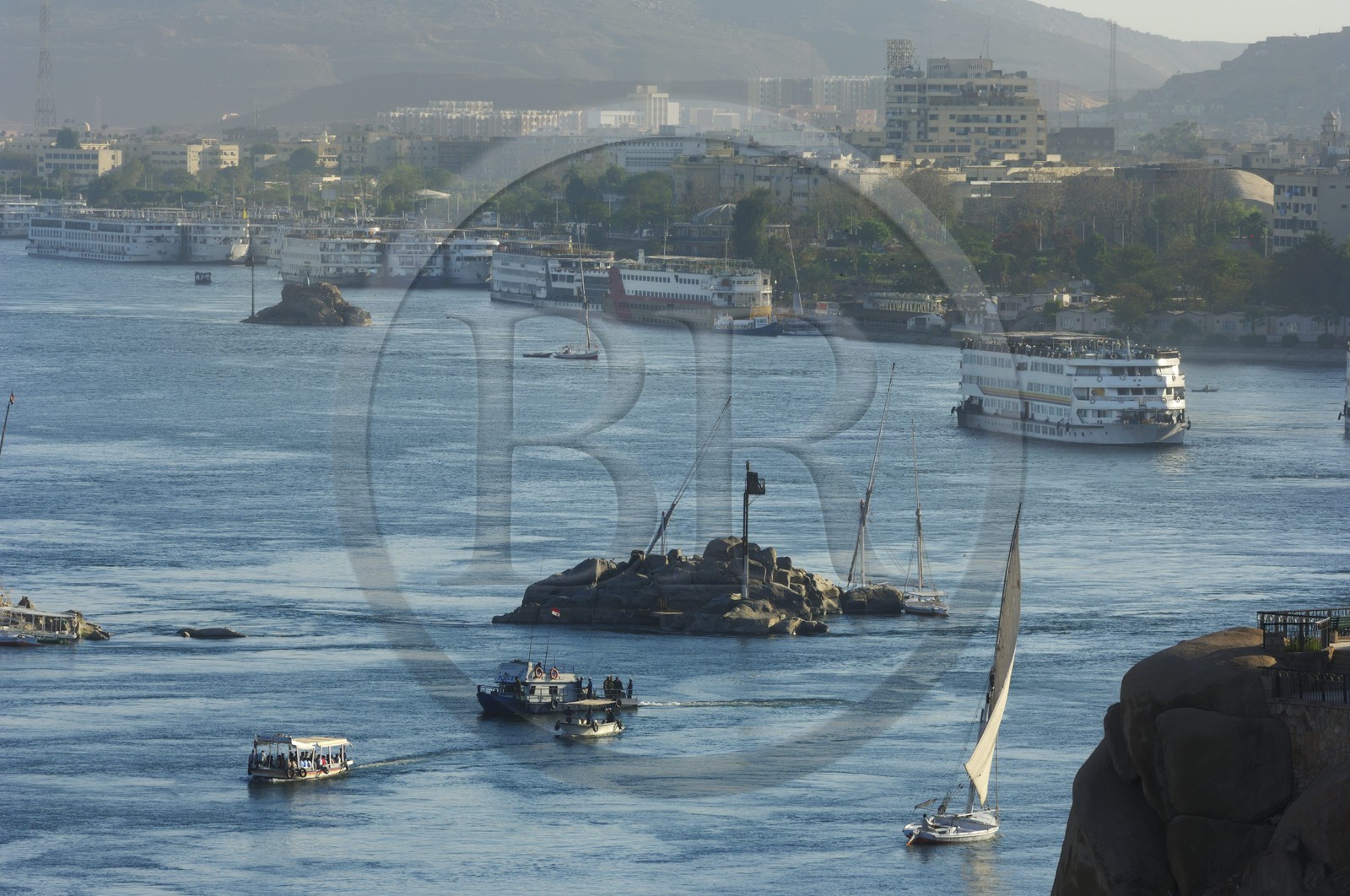 Egypte, Haute Egypte, Nubie, vallée du Nil, Assouan, felouques et bateau de croisière sur le Nil, le port en arrière plan