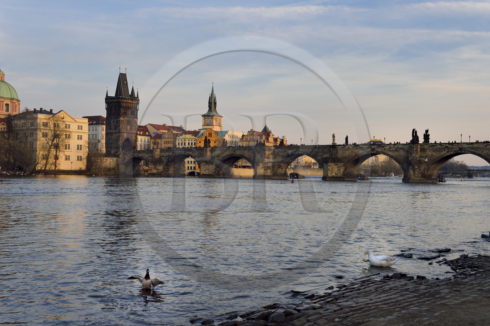 République Tchèque, Prague, centre historique classé Patrimoine Mondial de l' UNESCO, le pont Charles (Karluv Most ou Karlov Most) sur la rivière Vltava