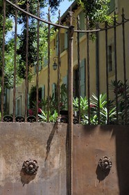 France, Hérault (34), Villeneuvette, ancienne manufacture royale, grille de la maison des Maistre, propriétaires de la manufacture de 1803 à 1954