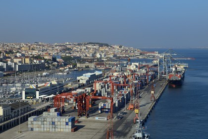 Portugal, Lisbonne, le port de commerce sur le Tage et la vieille ville en arrière plan