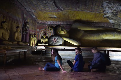 Sri Lanka, province du centre, district de Matale, Dambulla, Temple d'Or, Temple du Rocher Royal aussi appelé Ran Giri (Rocher doré) classé patrimoine mondial de l'UNESCO, la grotte n°3 Maha Alut Vihara (le Grand Nouveau Monastère), Bouddha couché