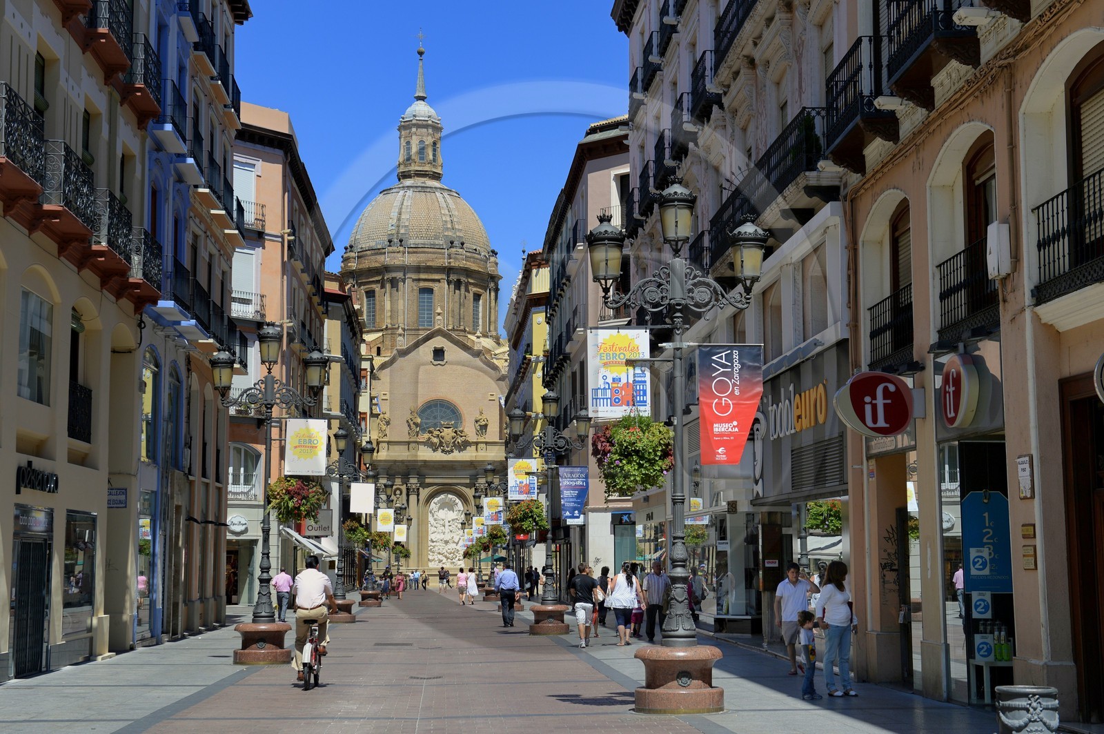 Espagne, Aragon, Saragosse, la rue piétonne Calle Alfonso I et la Basilique del Pilar (Notre-Dame du Pilier) en arrière plan