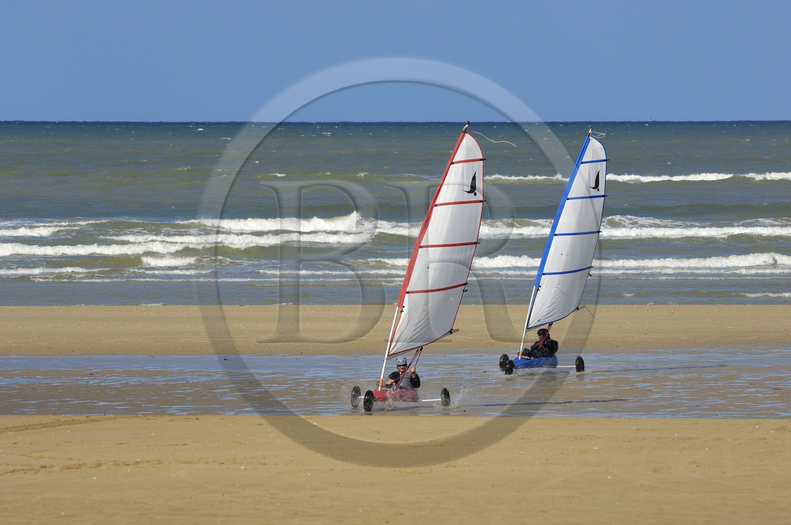 France, Calvados (14), Cote de Nacre, Ouistreham-Riva-Bella, chars à voile sur la plage