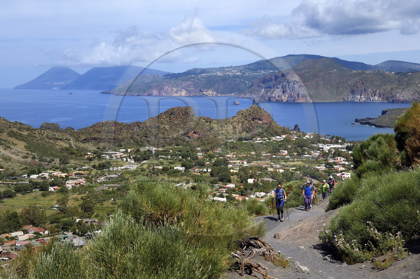 Italie, Sicile, iles Eoliennes, classées Patrimoine Mondial de l'UNESCO, ile de Vulcano, randonneurs dans l'ascension du cratère du volcan della Fossa, l'Ile de Lipari puis Ile de Salina en arrière plan