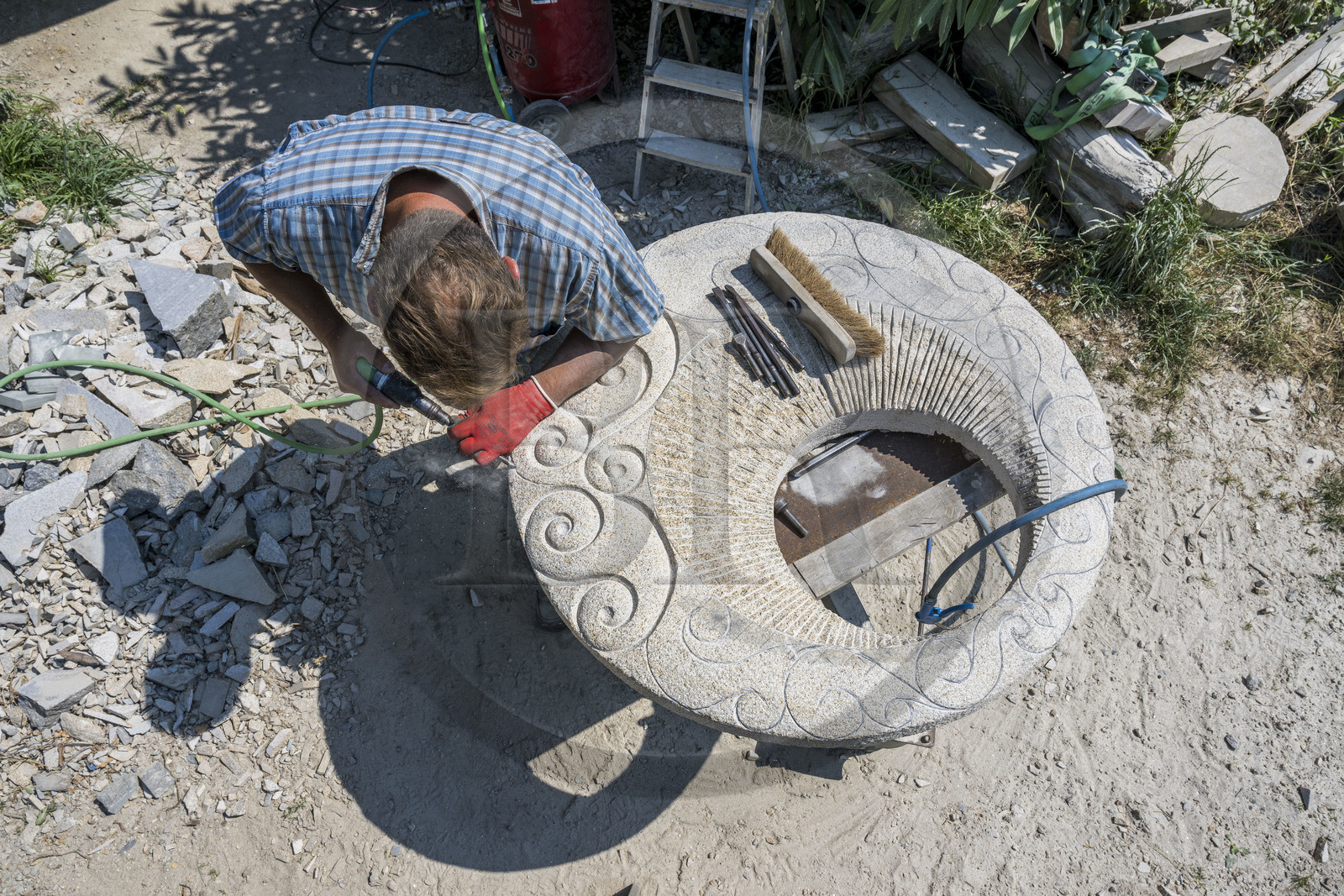 France, Morbihan (56), Locoal-Mendon, le sculpteur et tailleur de pierre Gueho Patrick