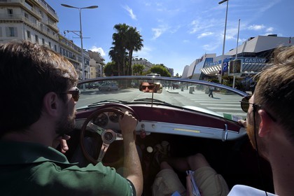 France, Alpes-Maritimes (06), Cannes, le Palais des Festivals sur le boulevard de la Croisette à bord d'une Porsche Speedster 356 décapotable de collection