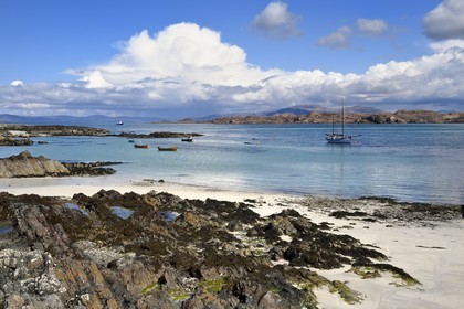 Royaume-Uni, Ecosse, Highland, Hébrides intérieures, plage de sable sur l'Ile de Iona faisant face au Ross of Mull