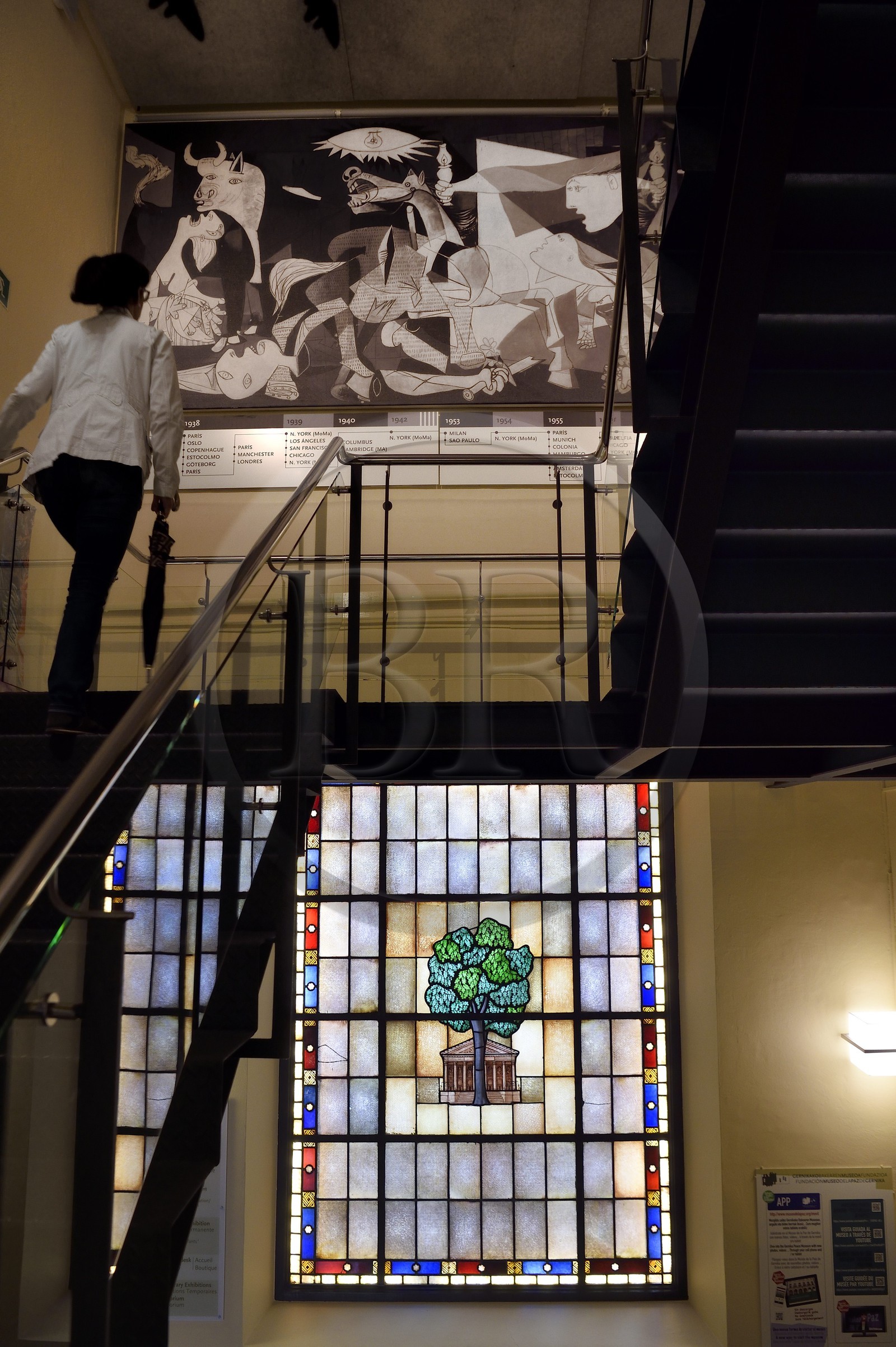 Espagne, Pays basque espagnol, Biscaye, Gernika-Lumo, Musée de la Paix, un musée de l'histoire de Guernica, reproduction de la peinture de Picasso et vitrail représentant le chêne de Guernica