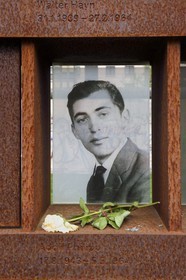 Allemagne, Berlin, Bernauer Strasse, Mémorial du Mur de Berlin (Gedenkstätte Berliner Mauer), das Fenster des Gedenkens (la fenêtre du Souvenir) où les victimes du Mur sont honorées avec leur nom et une photo-portrait