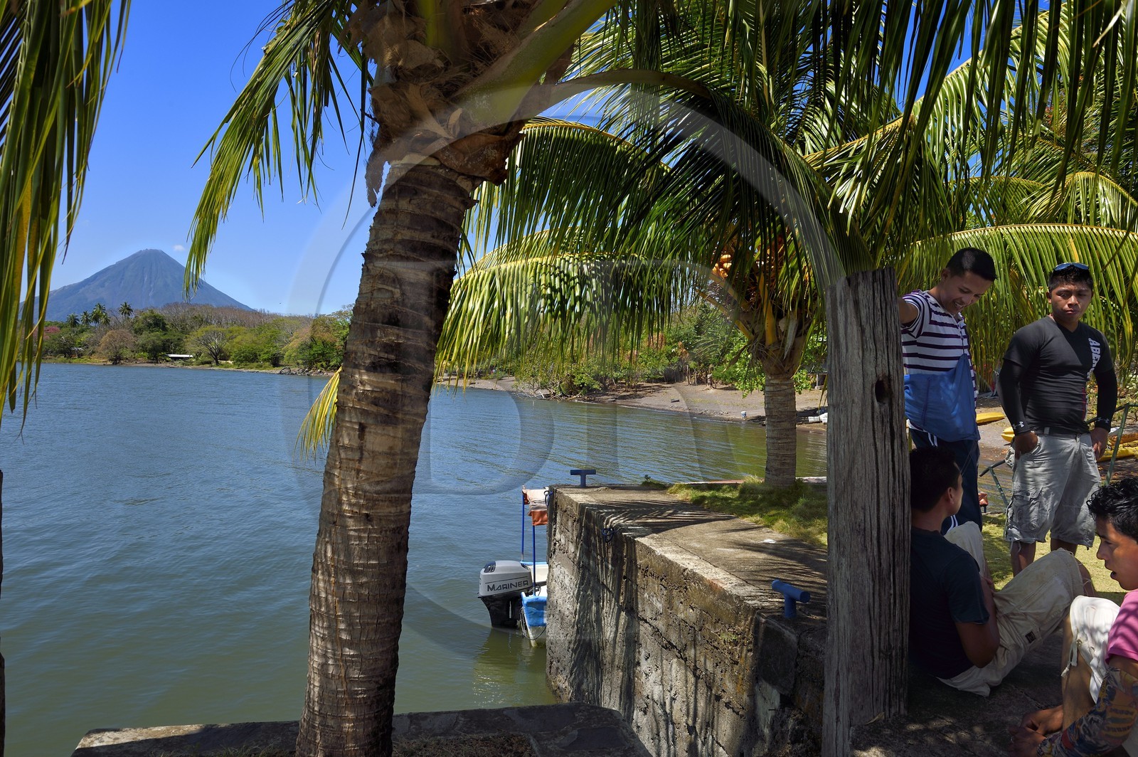 Nicaragua, Ile d'Ometepe sur le lac Nicaragua, village de Merida, jetée au bord du lac et le volcan Conception (1610 m) en arrière plan