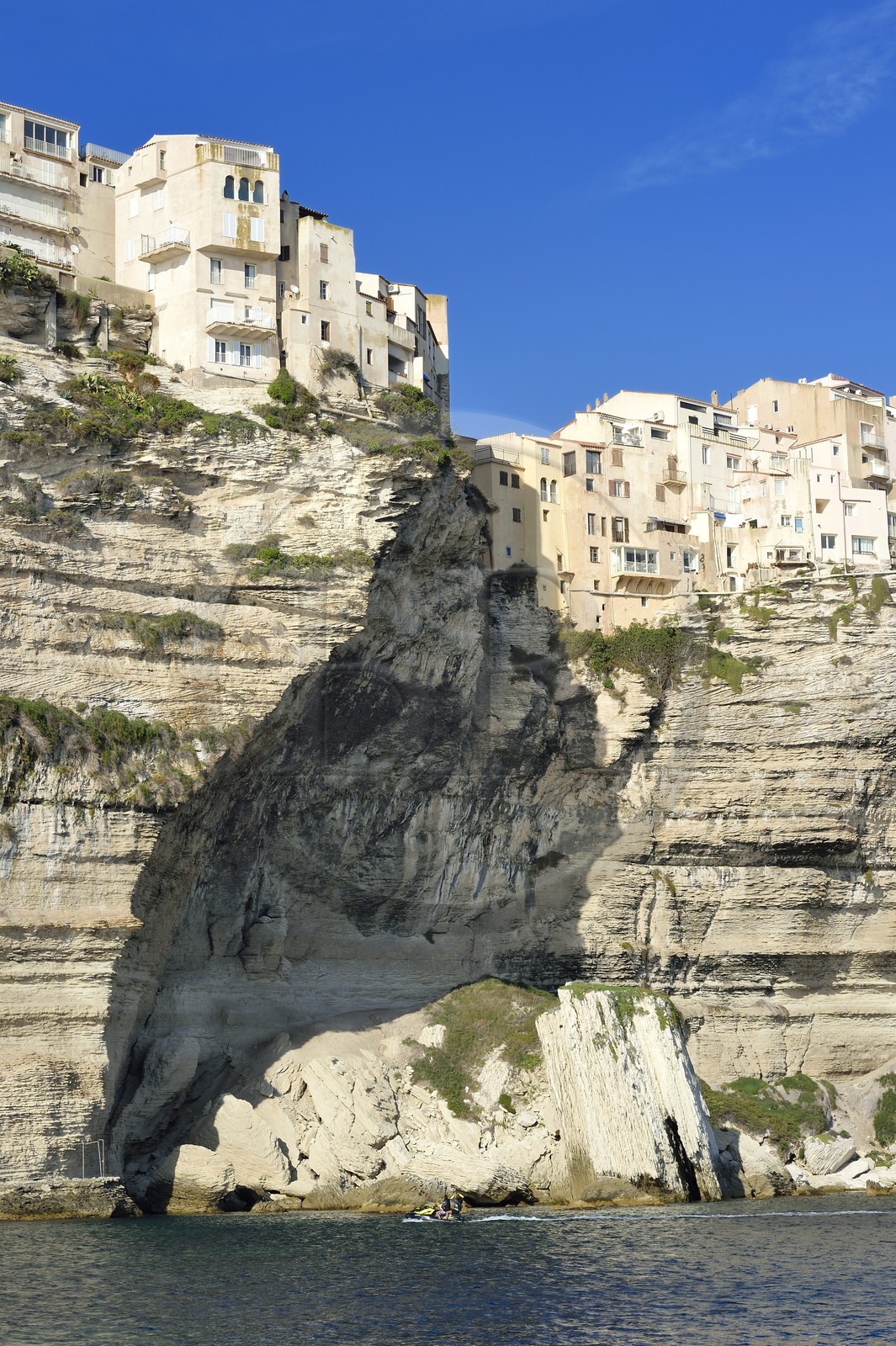 France, Corse-du-Sud (2A), Bonifacio, la vieille ville ou Haute Ville perchée sur des falaises de calcaire de plus de 60 mètres de haut