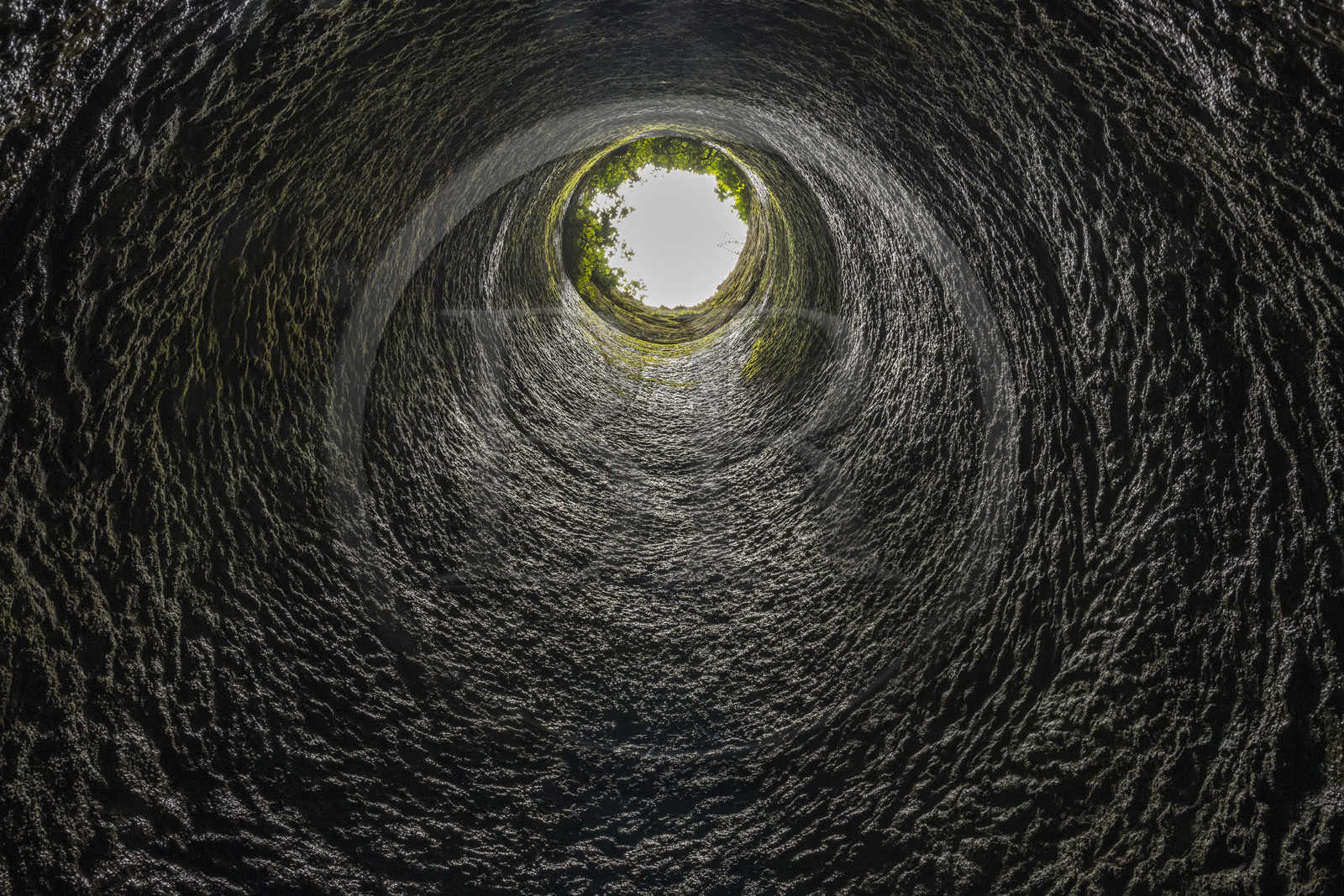 France, Bas-Rhin (67), Parc Naturel régional des Vosges du Nord, La Petite Pierre, chateau de Lutzelstein, puit creusé de main d'homme travaillant dos à dos