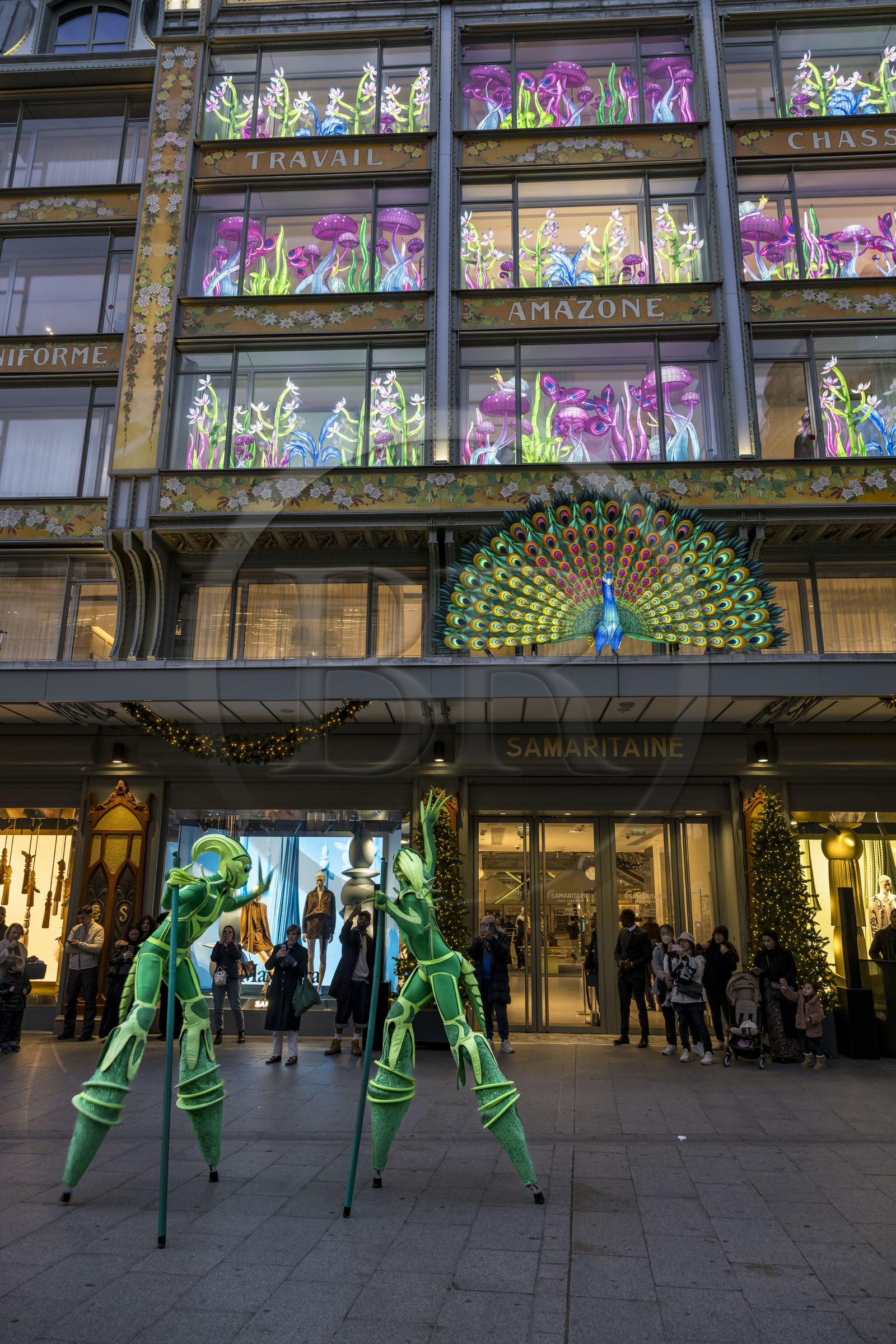 France, Paris (75), le grand magasin de La Samaritaine pendant les fêtes de Noël, réalisations de Thoiry Lumières Sauvages dans les vitrines de la facade