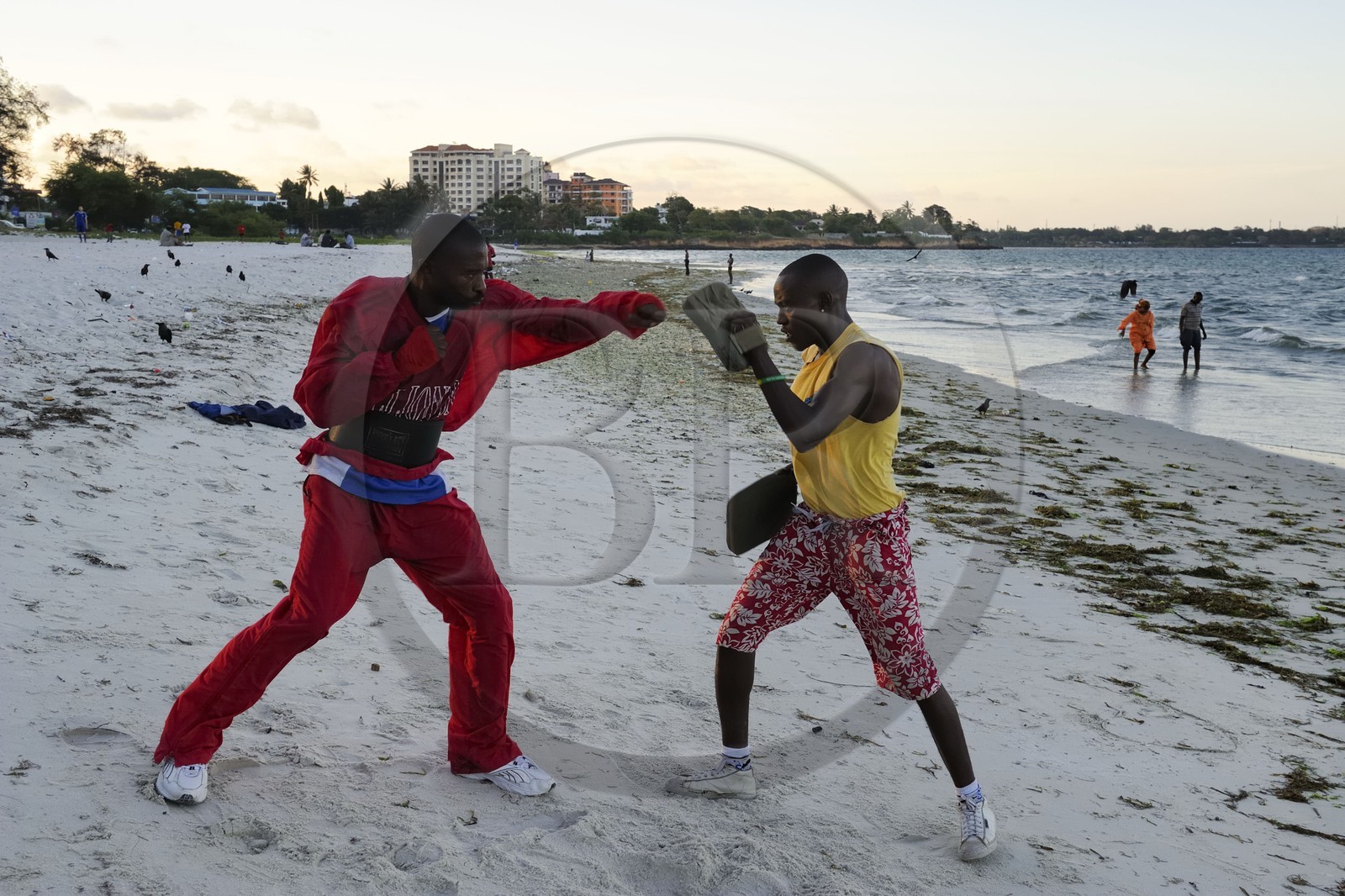 Tanzanie, Dar es-Salaam, boxeurs amateurs à l'entrainement sur la plage de Ocean road dans le quartier de Kivukoni