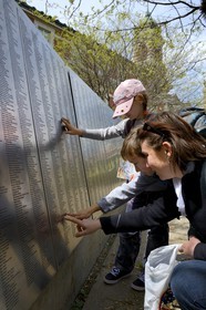 Etats-Unis, New York, Ellis Island, musée national de l'histoire de l'Immigration, mur d'honneur comportant les noms d'immigrants passés par le centre de réception des immigrés