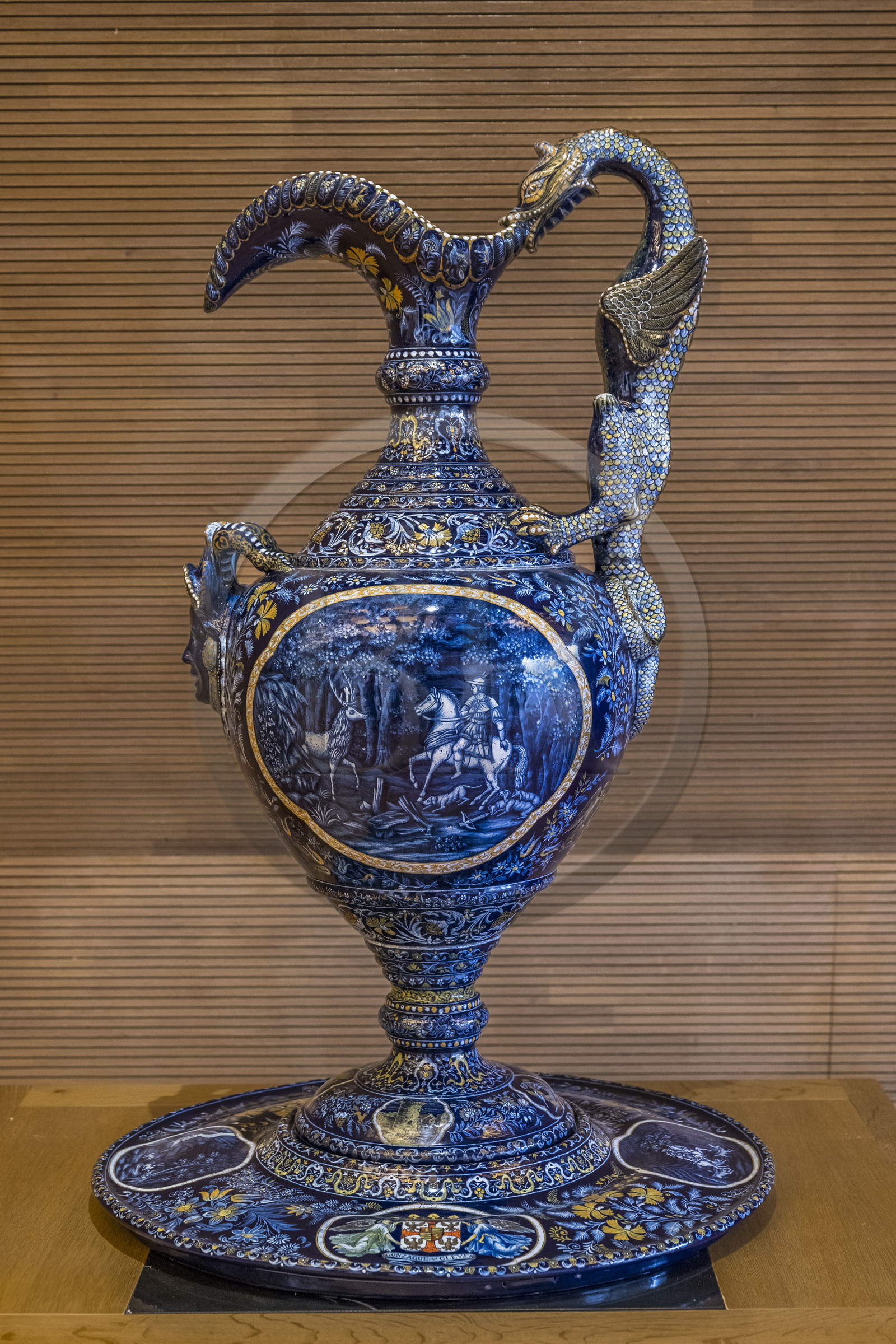 France, Nièvre (58), Nevers, musée de la Faïence et des Beaux-Arts, Aiguière, décor de scènes de chasse La légende de Saint Hubert, manufacture Le Bout du Monde (1889)