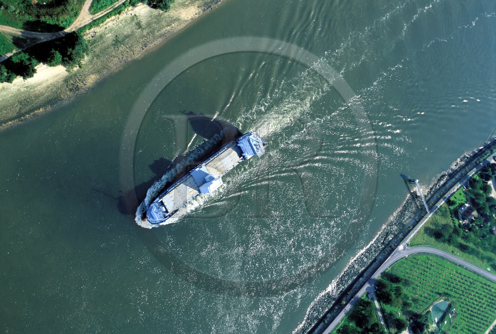 France, Seine-Maritime (76), un cargo descendant la Seine vers Brotonne (vue aérienne)