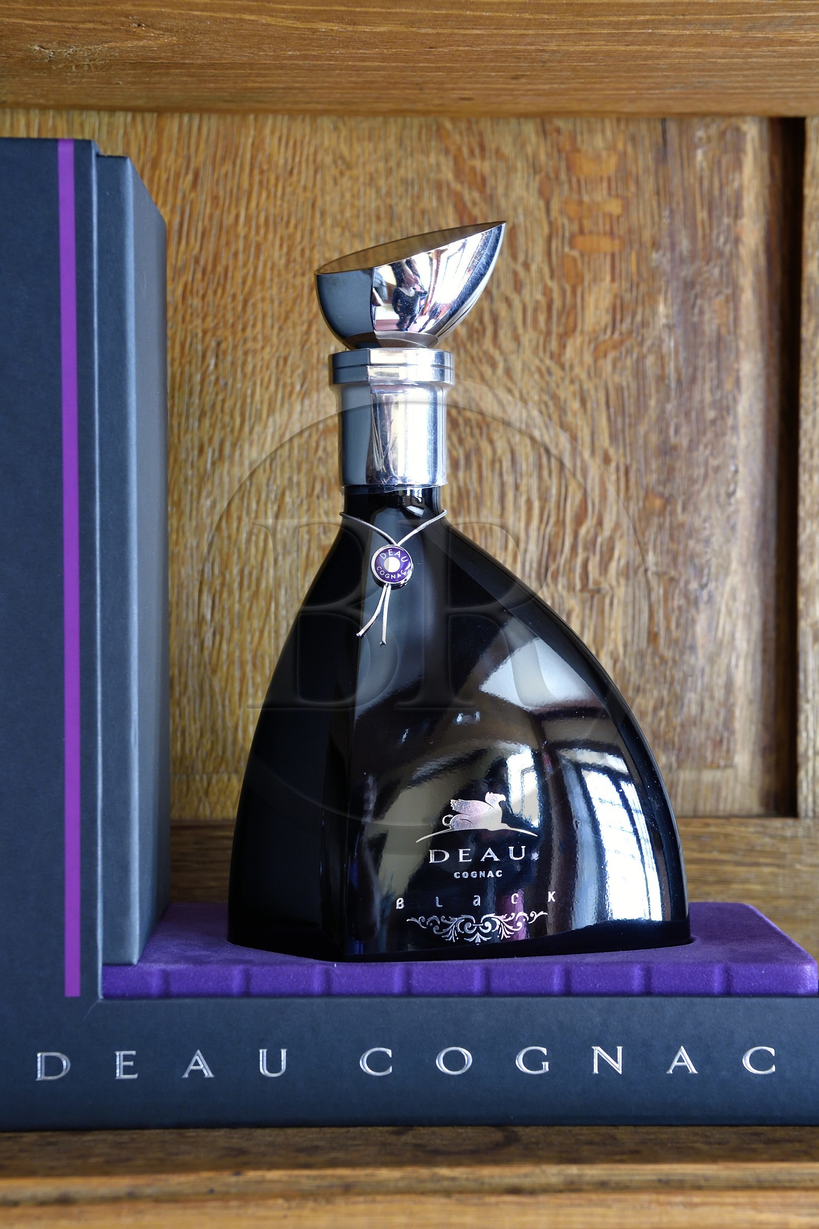 France, Charente (16), Sireuil, Distillerie des Moisans, bouteille de cognac DEAU très haut de gamme