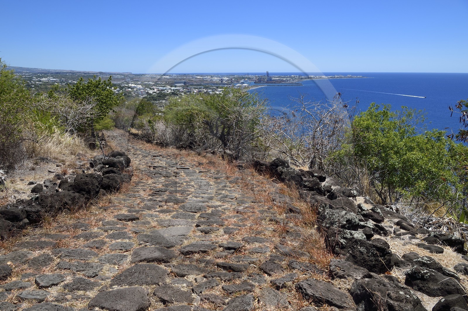 France, Ile de la Reunion, La Possession, le chemin Crémont aussi appelé chemin des Anglais, ancienne route pavé de basalte depuis 1775 qui longe le bord de la falaise de la cote nord-ouest devenu sentier de randonnée