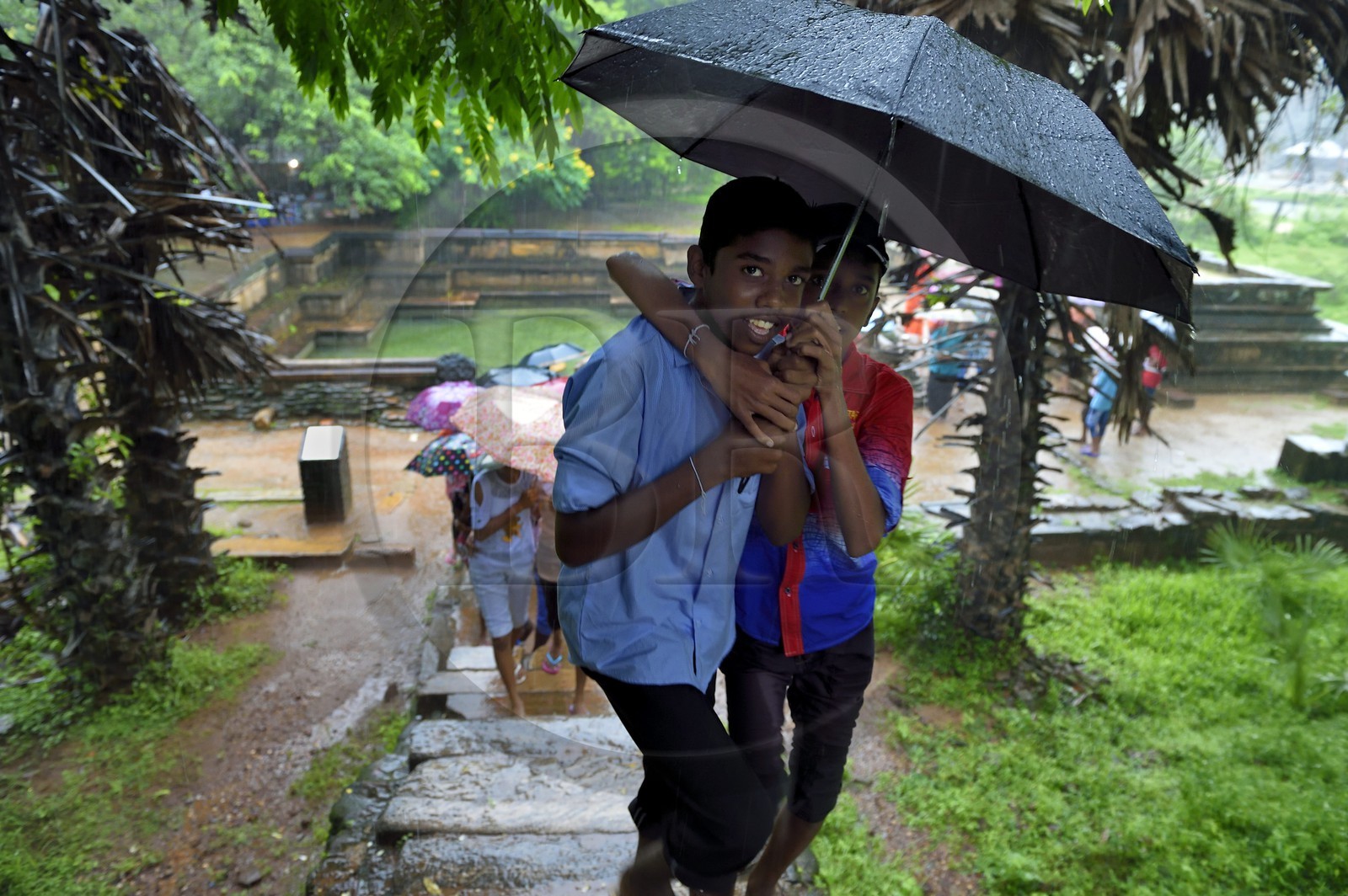 Sri Lanka, province du Centre-Nord, Polonnaruwa, l'ancienne capital du pays (XIe au XIIIe siècle) est classée au Patrimoine Mondial de l'UNESCO, Palais Royal, jeunes visiteurs au bain du Prince (Kumara Pokuna)