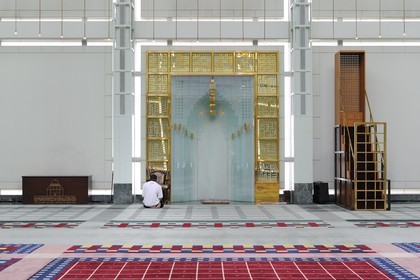 Etats-Unis, New York, Manhattan, Upper East side, la New York Mosque (Islamic Cultural Center) est le plus grand lieu de culte Musulman de la ville caractérisée par son style architectural moderne et son orientation en diagonale vers La Mecque, elle est située sur la 3ème Avenue entre la 96ème Rue et la 97ème Rue